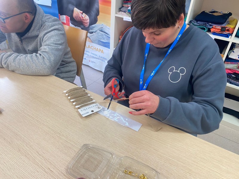 Preparando las etiquetas, en este caso, cortando la cuerda de la que colgará