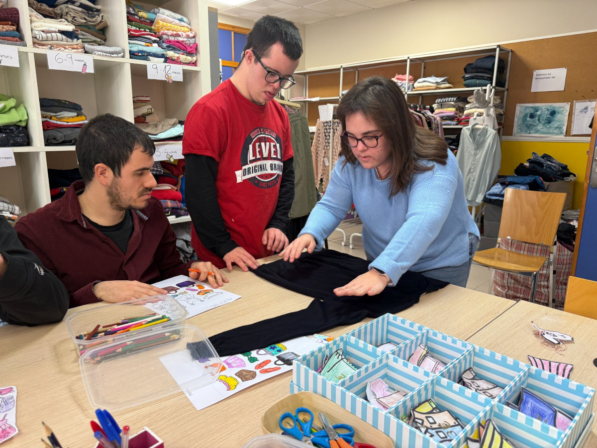 Los chicos de moda21 preparando pedido
