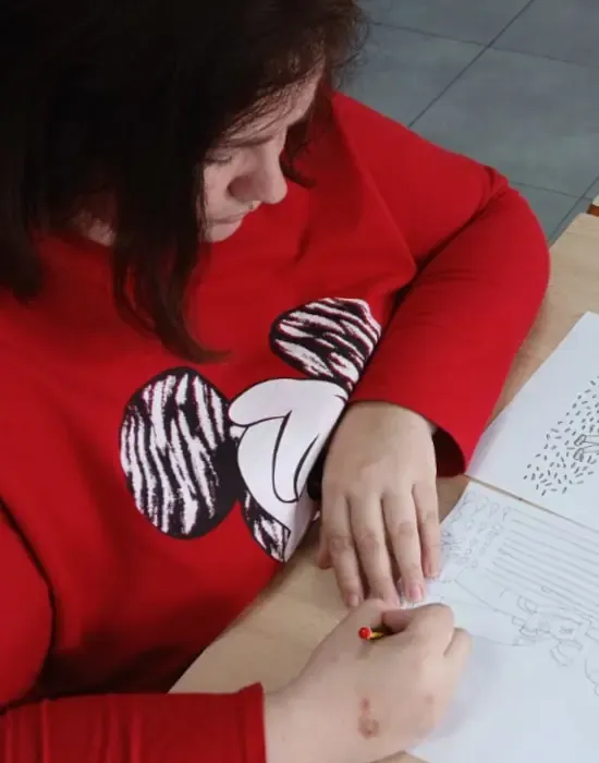 Nuestra compañera dibujando