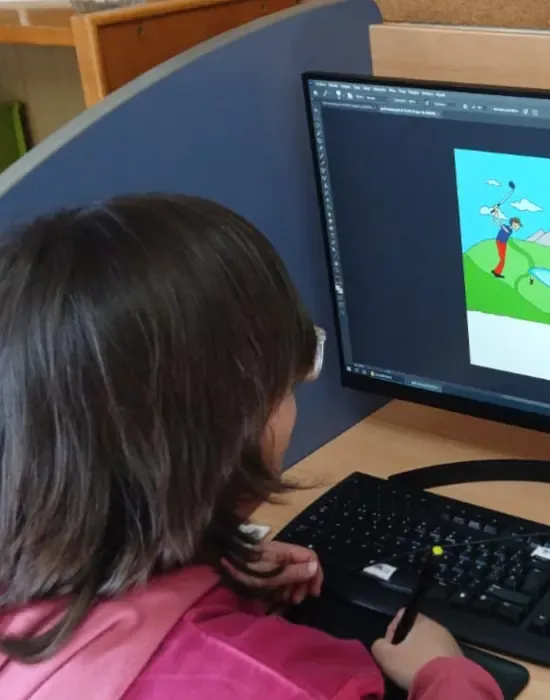 Delante del ordenador