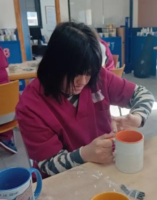 Estampando uno de los diseños en una taza